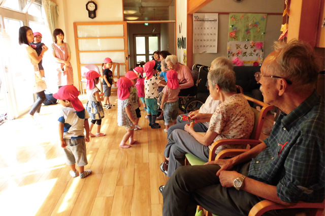 生協直営の保育園「ぽむ」と交流